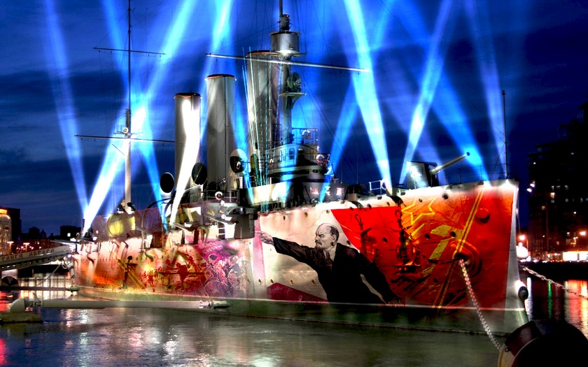 Фестиваль света на Дворцовой площади и на Петроградской набережной у Авроры.
